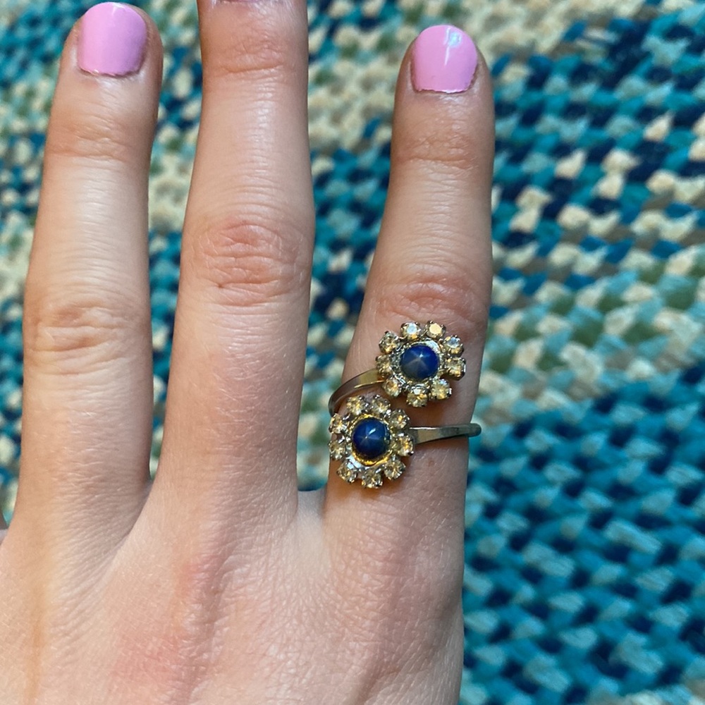 VTG blue and diamond ring blue flower center surrounded by faux diamonds
